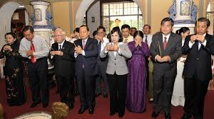 ຖະຫວາຍທູບທຽນ ສະເຫຼີມສະຫຼອງ 125 ປີແຫ່ງວັນຄ້າຍວັນເກີດ ປະທານ ໂຕນດຶກທັງ